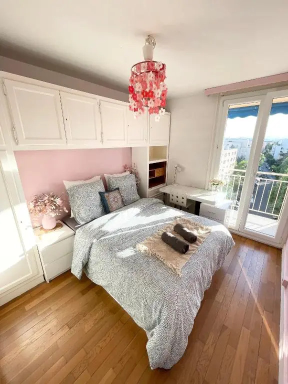 Spacieux & et agréable appartement + balcon et parking