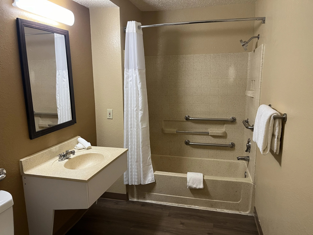 HomeTowne Studios & Suites by Red Roof Greensboro