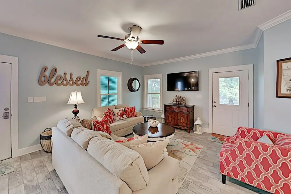 Stylish Beach W/ 2 Pools & Screened Deck 3 Bedroom Cottage
