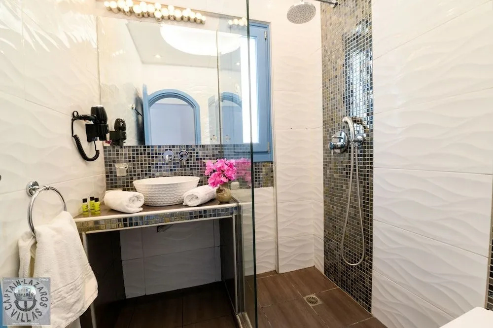 Captain Lazaros Detached Beach Villa and Suites
