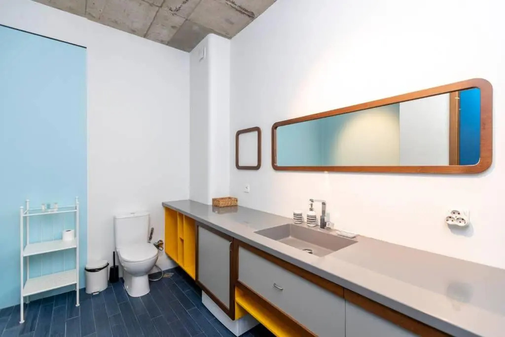 Modern 1BR apt w spacious balcony & a bathtub