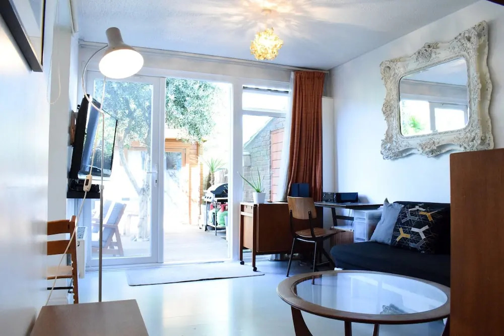 2 Bedroom Flat In Bethnal Green
