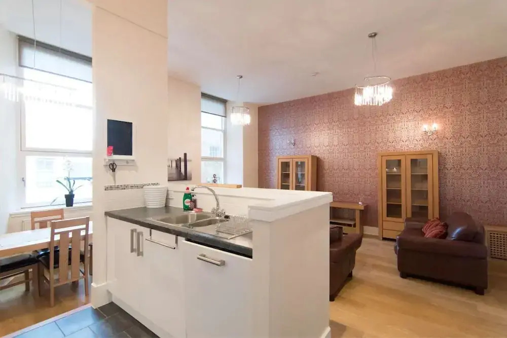 Elegant & Spacious 2 Bedroom Apt