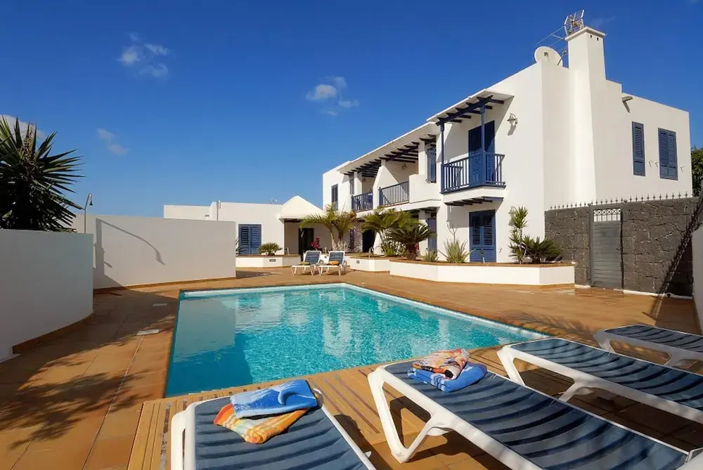 Remarkable 2-bed Apartment in Playa Blanca