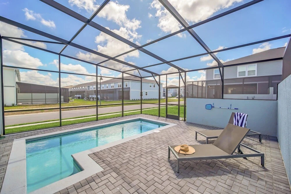 Poolside Delight. Whimsical Themed Rooms and Ps5!