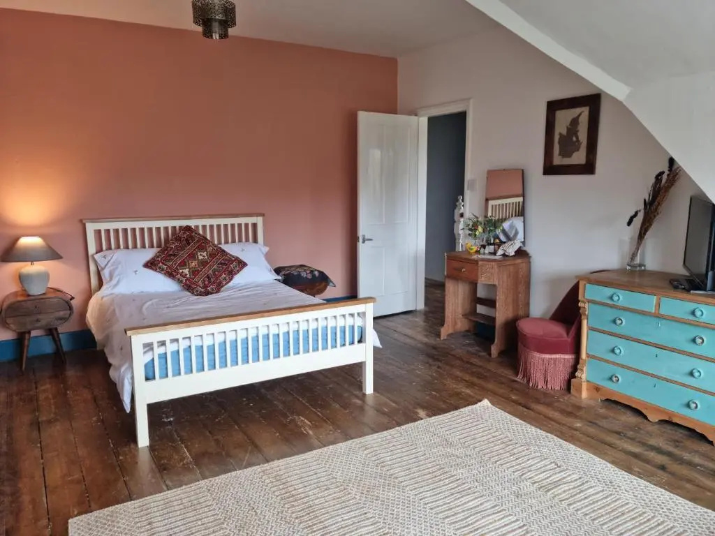 Spacious top floor suite top of Edwardian house