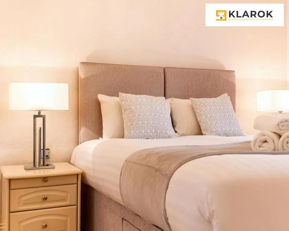LONG STAYS 20pct OFF - LARGE 4BED-Pool Table & Parking By Klarok Short Lets & Serviced Accommodation