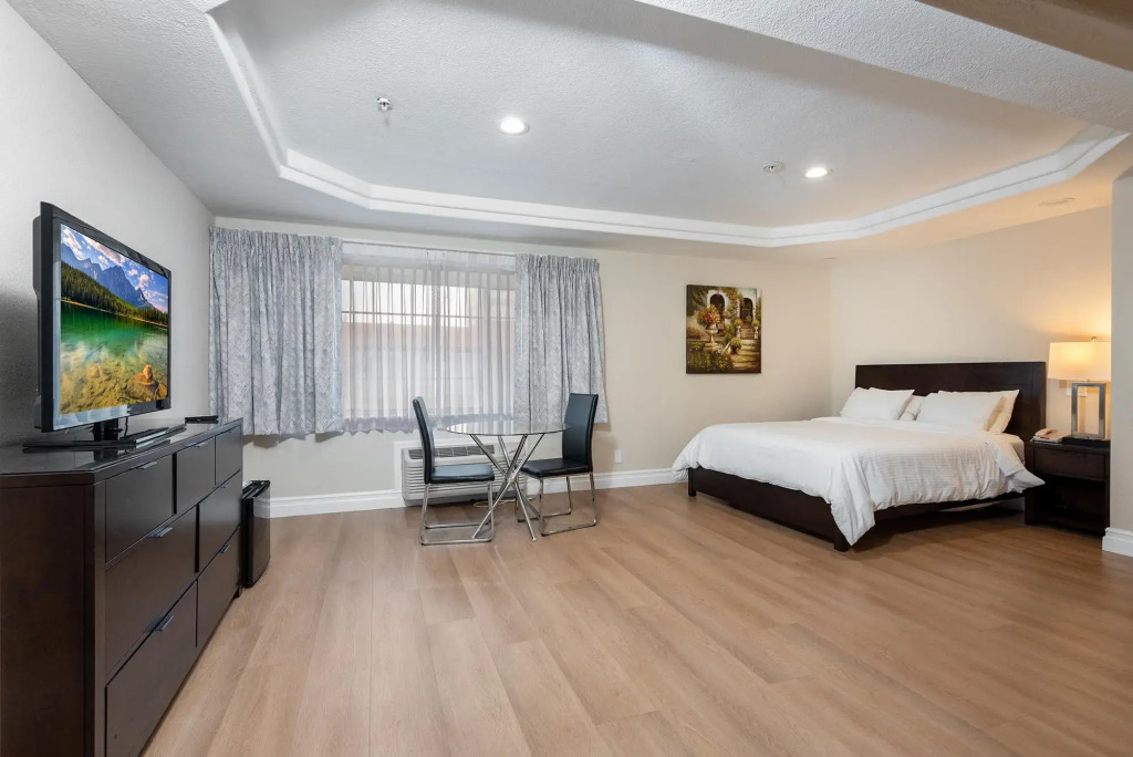 Wilshire Crest Hotel