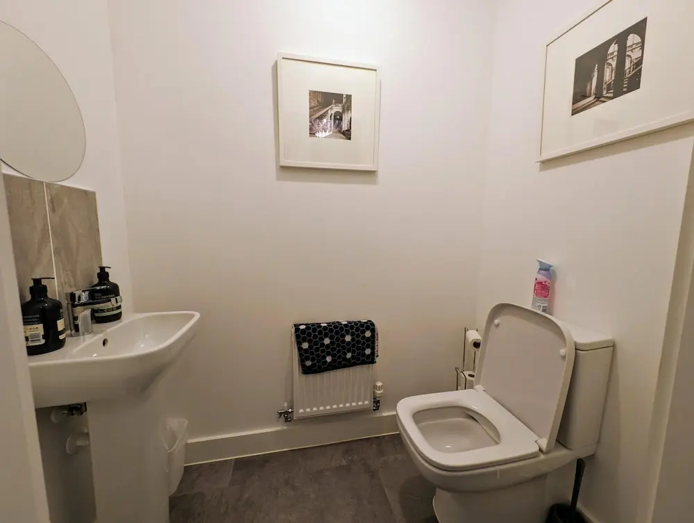 Charming 4-bed House in Newport