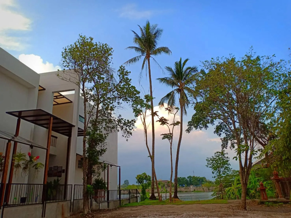 Home by the Bridge Hotel