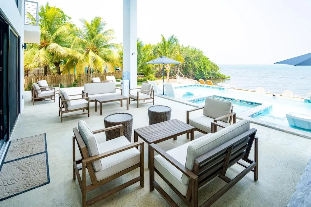 Sand Castle Vista - Spacious 4-Bed Villa in Placencia Village w Pool