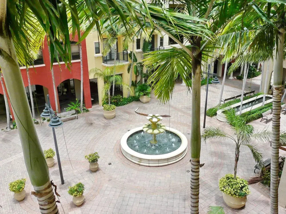 Luxurious Esplanade condo overlooking bay