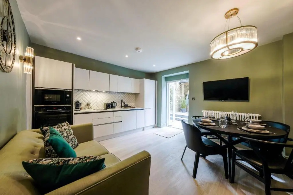 Clifton 32 - Garden Flat with Hot Tub - Hopewell