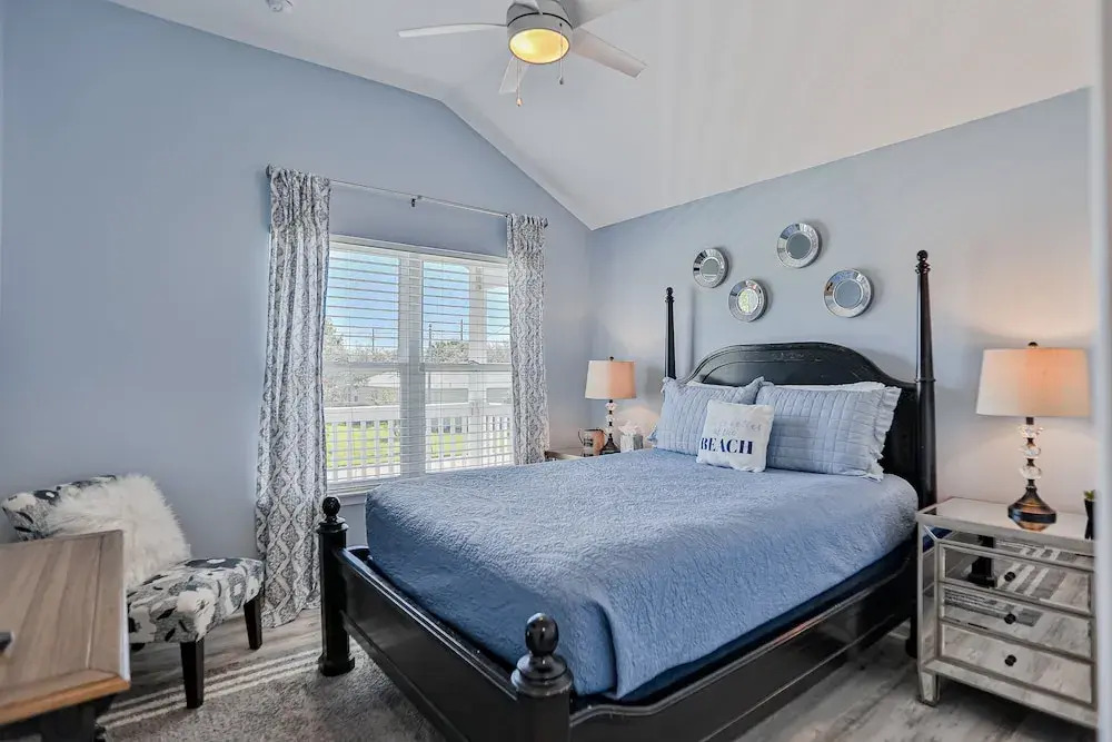 Walk to Beach With Private Pool, Balconies & Huge Lawn Blocks to Dining