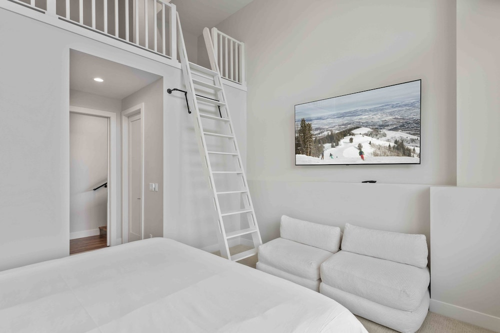 Easy East Village Ski Access Hot Tub 5br 5 Bedroom Home