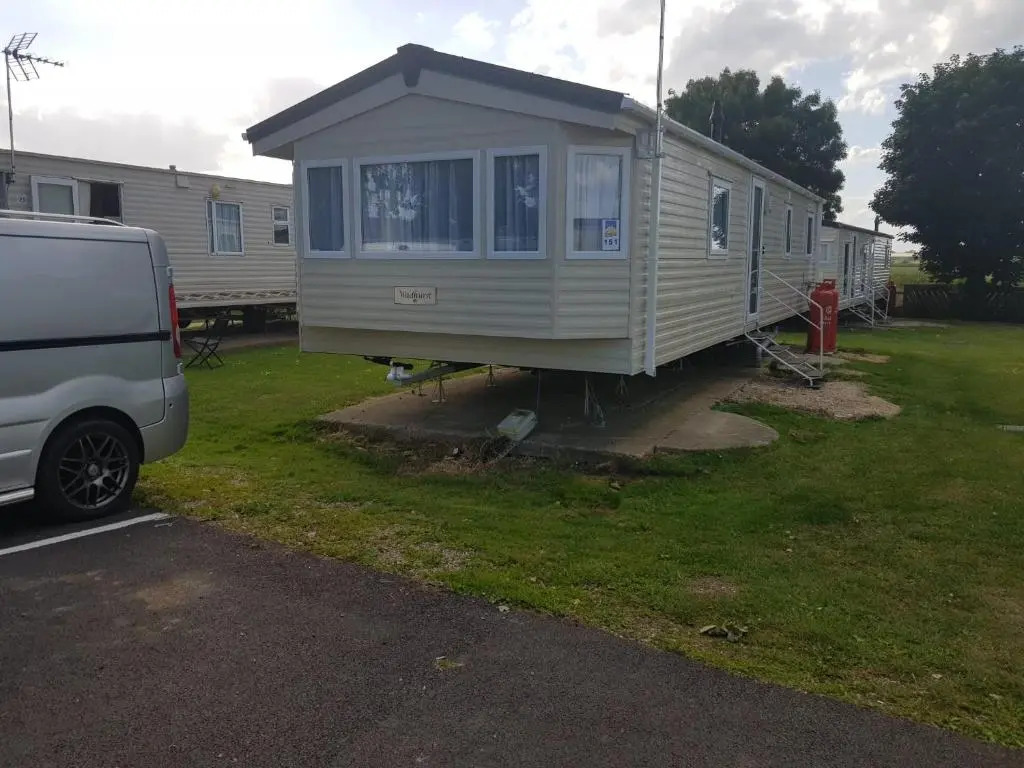 Lodge - Sleeps 8 - Parking, Wifi,