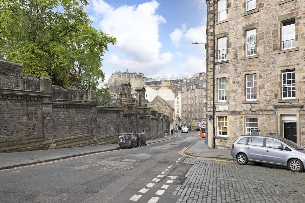 JOIVY Spacious 3 Bed Apartment In The Old Town