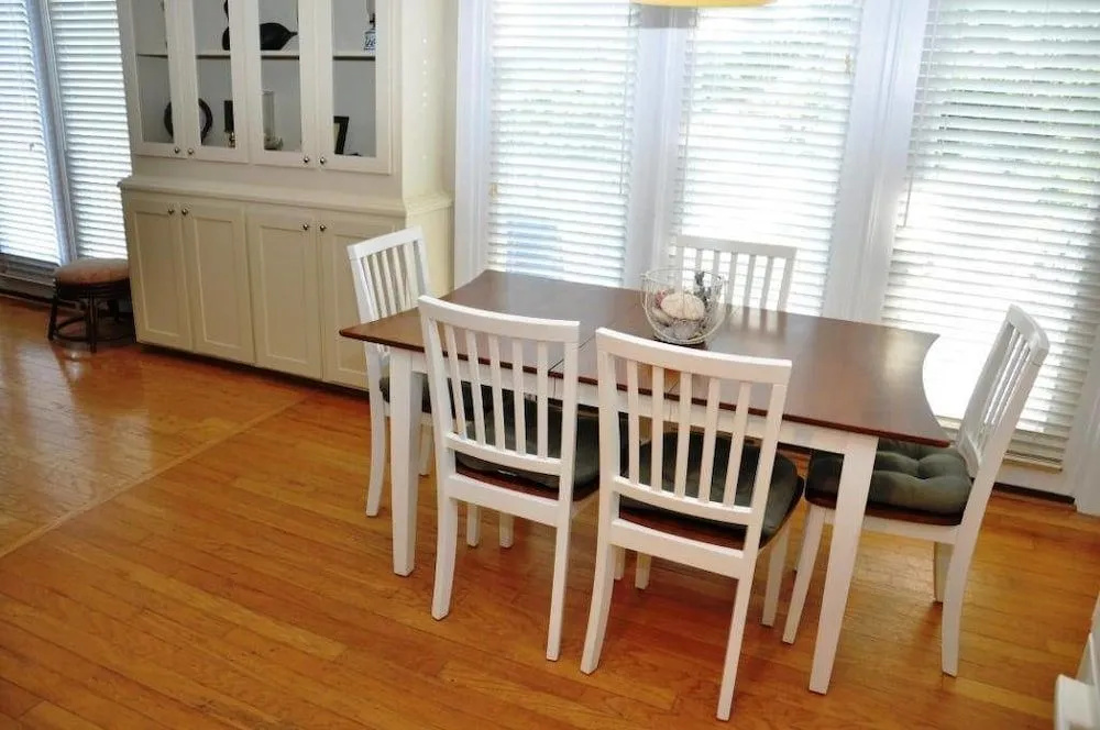 Surf Chalet - 4 Br home by RedAwning