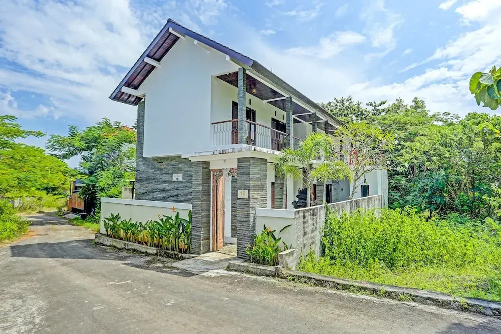 Kanha Homestay near Pantai Pandawa RedPartner