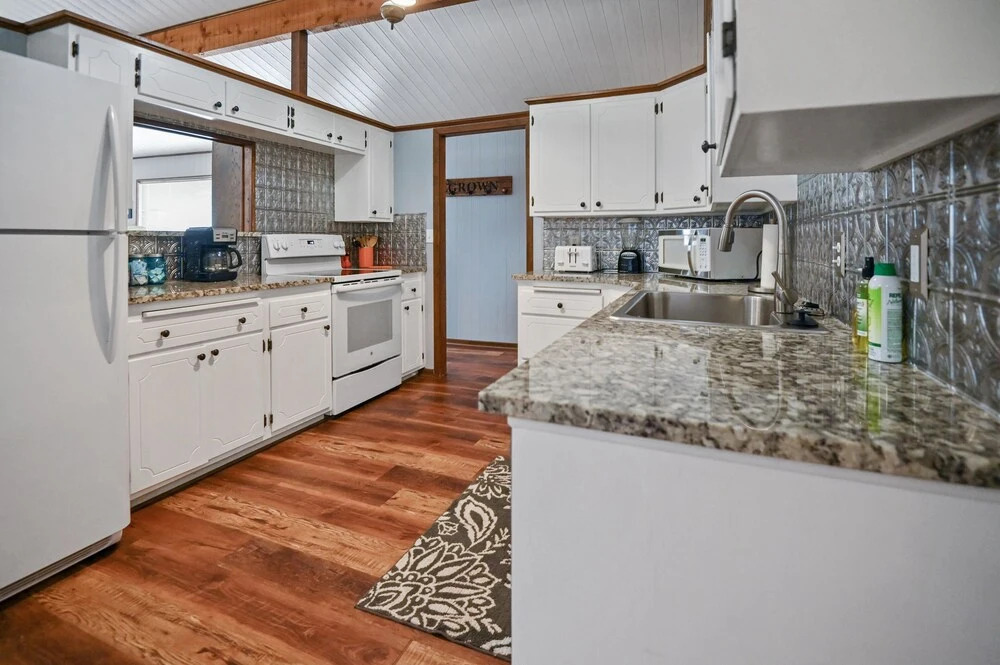 Hill Top Cottage - Dog Friendly 4 Bedroom Home by RedAwning