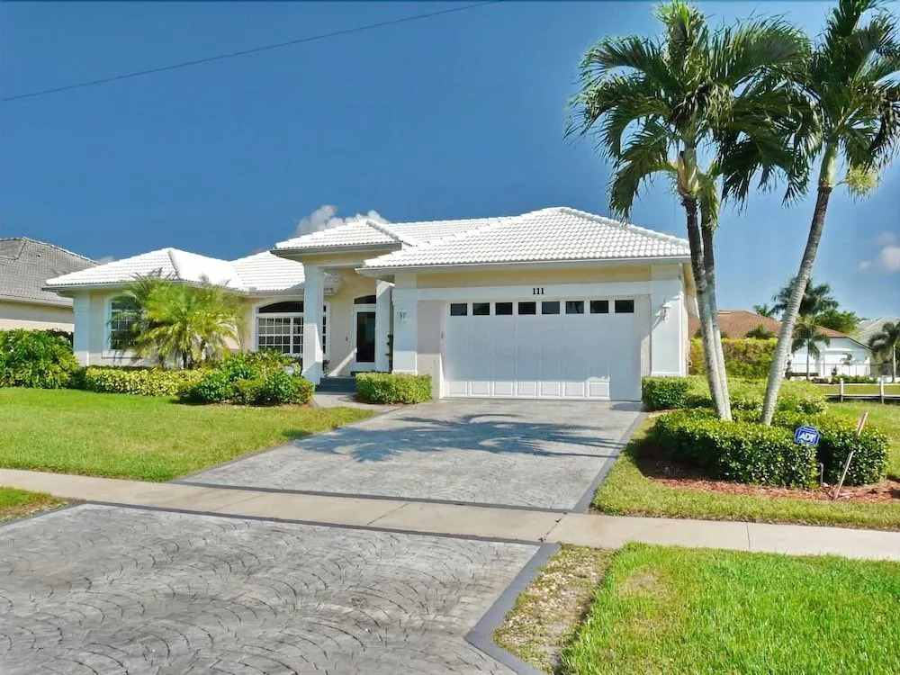 Luxuriously Furnished Waterfront Home With Pool/spa
