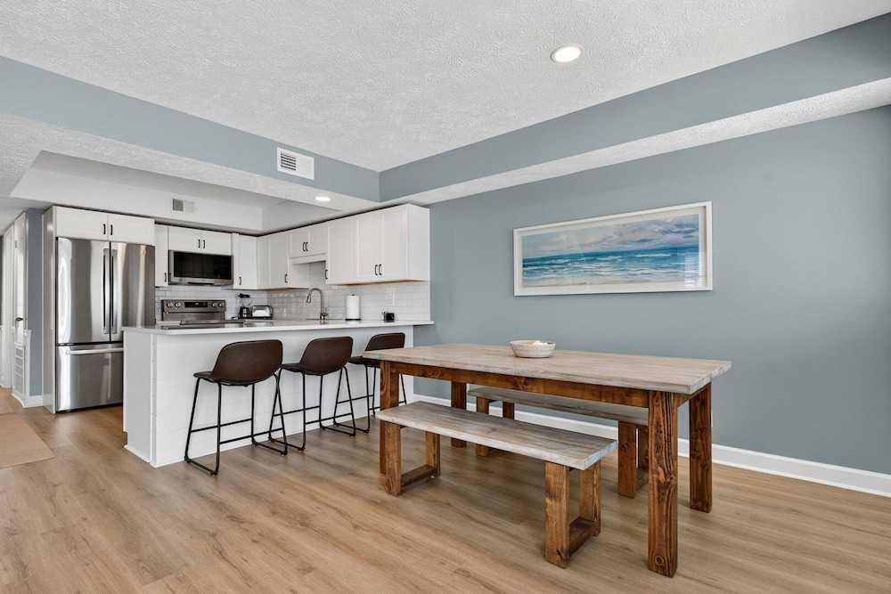 Luna By The Sea / 238 Brunswick Ave West 3 Bedroom Home