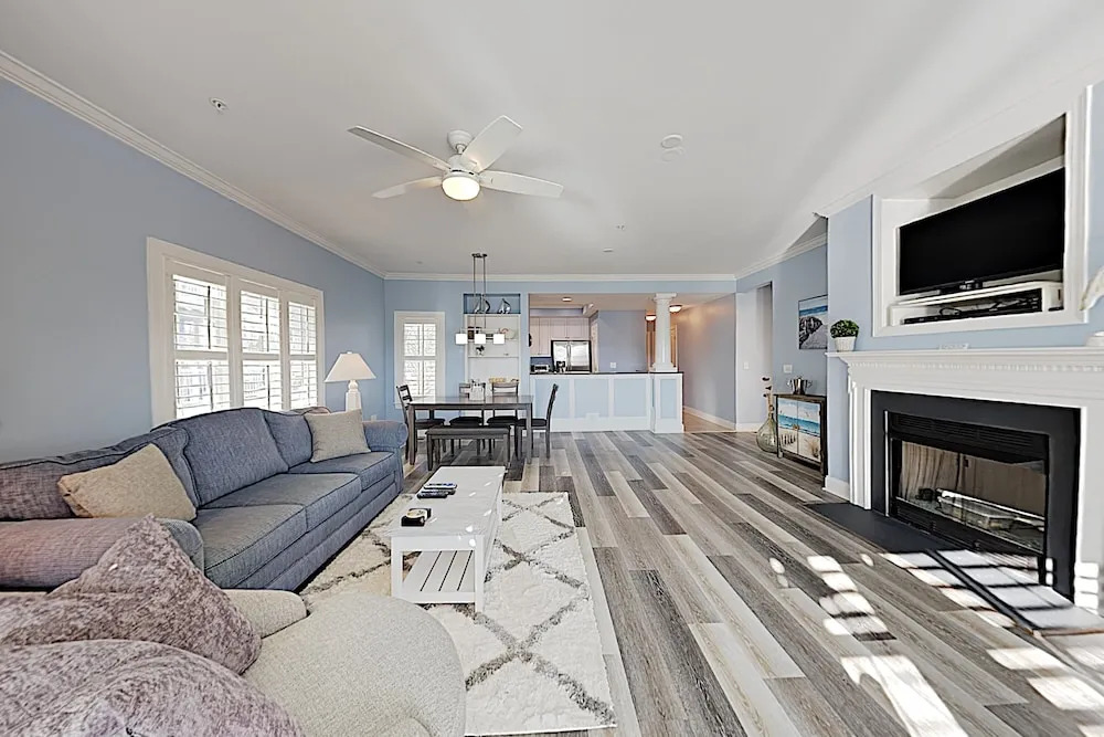 New Listing! Coastal W/ Pool - Walk To Beach 3 Bedroom Condo