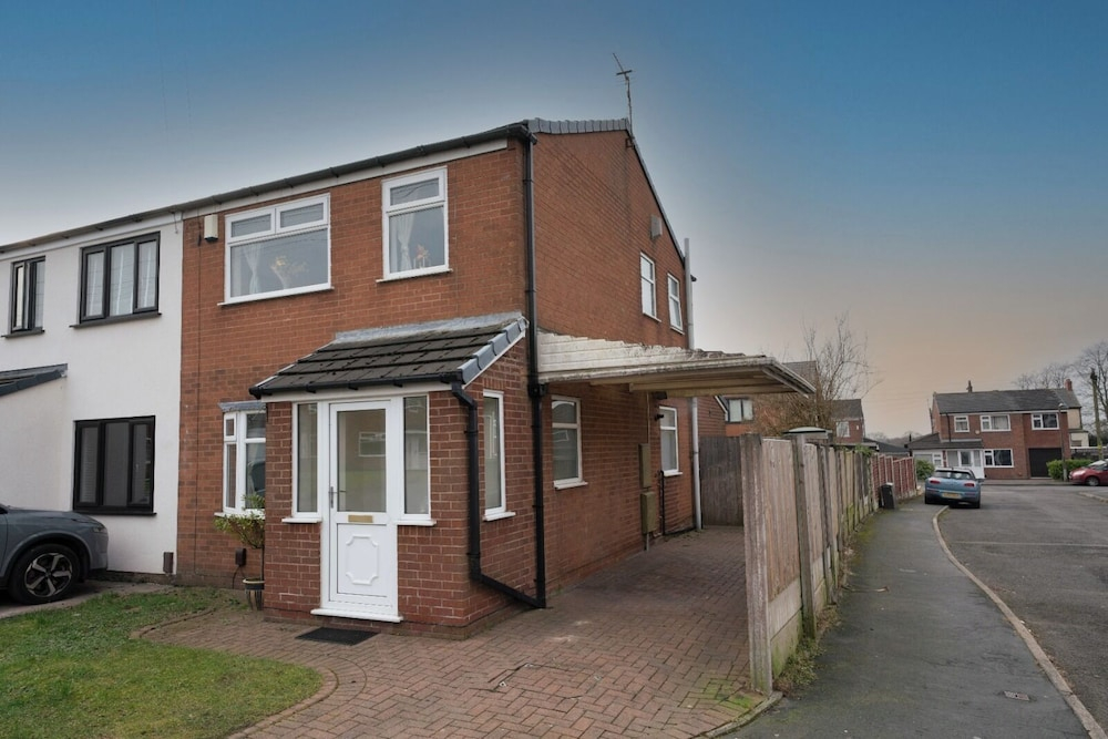 Spacious 3 Bedroom Home in Westhoughton