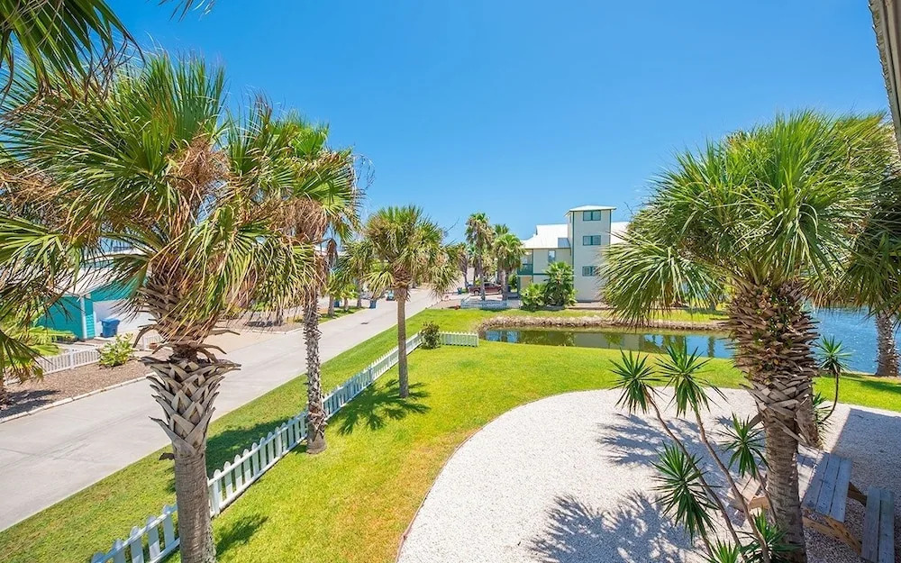The Original Purple Pelican - 3 Br Home