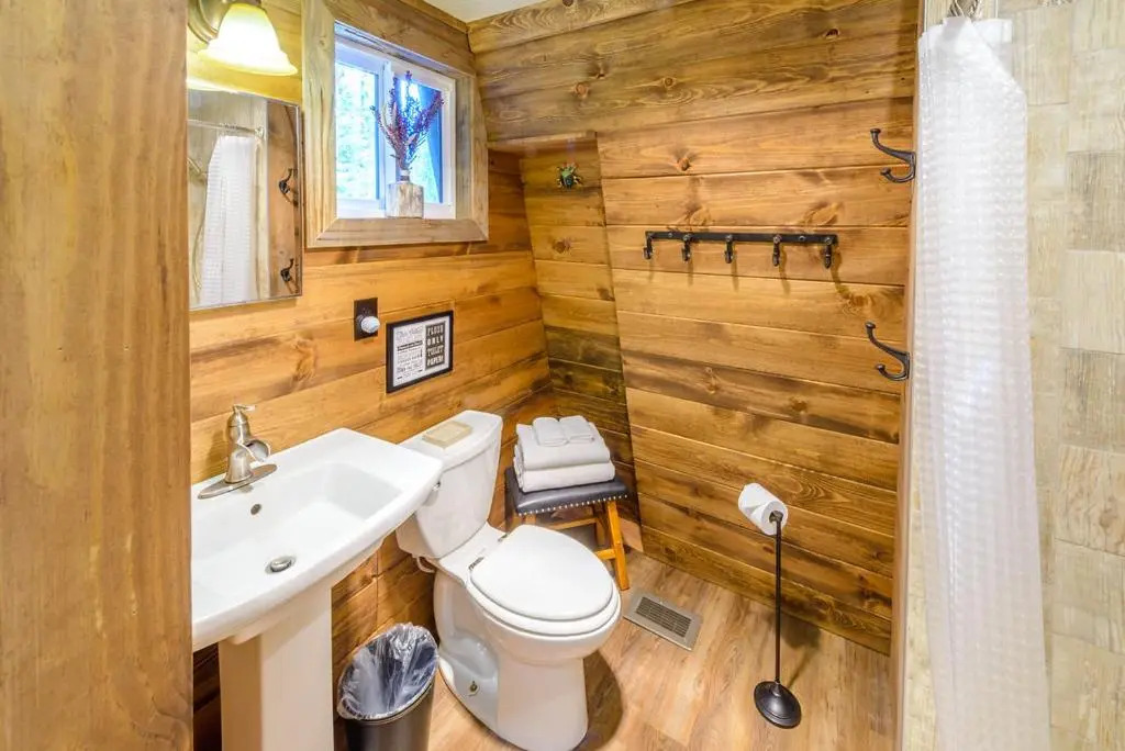 Cozy Cabin Near Bryce and Zion sleeps 4 adults