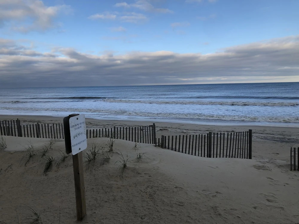Blackbeard's Retreat - Historic And Pet Friendly 3 Bedroom Cottage by RedAwning