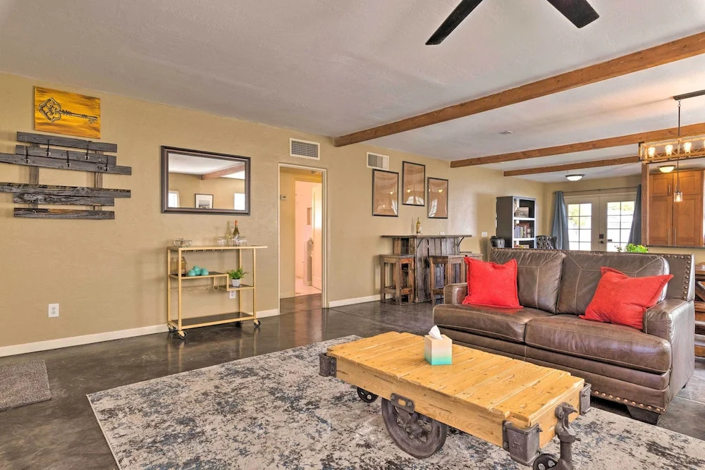 Work, Play, Explore! Cottage 2 Mi to Dtwn Phoenix