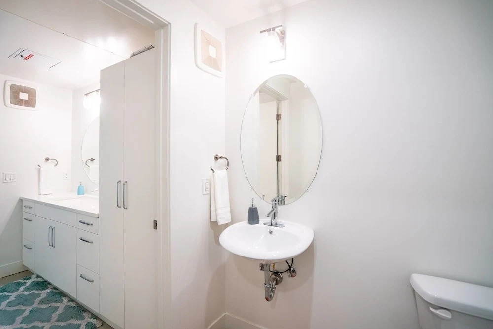 Minimalist & Alluring Condo, Walk to Mile High