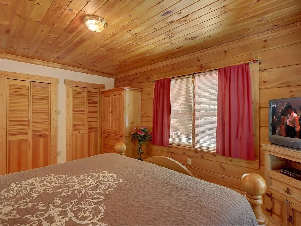 Bear Tracks 1 Bedroom 1 Bathroom Cabin