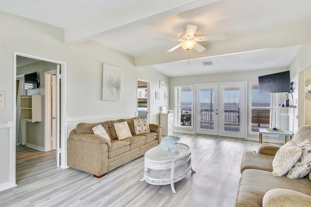 Betsy's Beachfront Cottage 3 Bedrooms 2 Bathrooms Home