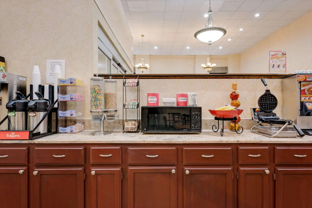 Ramada by Wyndham Cleveland Airport West