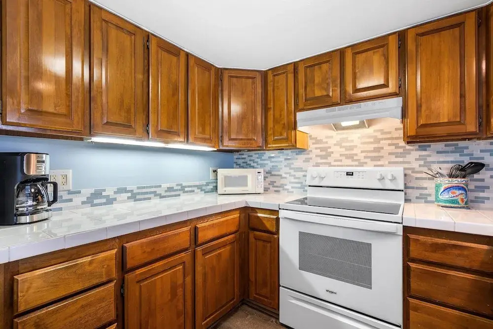 Condo With Central AC - Partial Ocean View - Concierge - Near Magic Sands Beach - Vrkcv