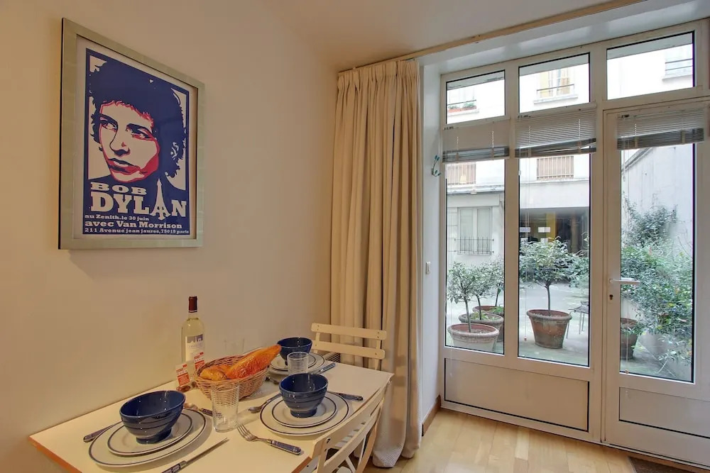 S09278 - Studio with patio for 3 people, Grand Boulevards