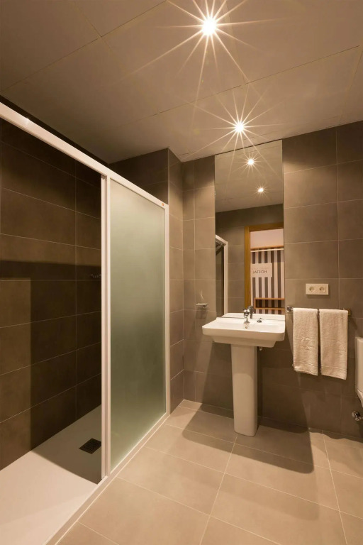 IRAIPE Pamplona Hostal Auto Check-in