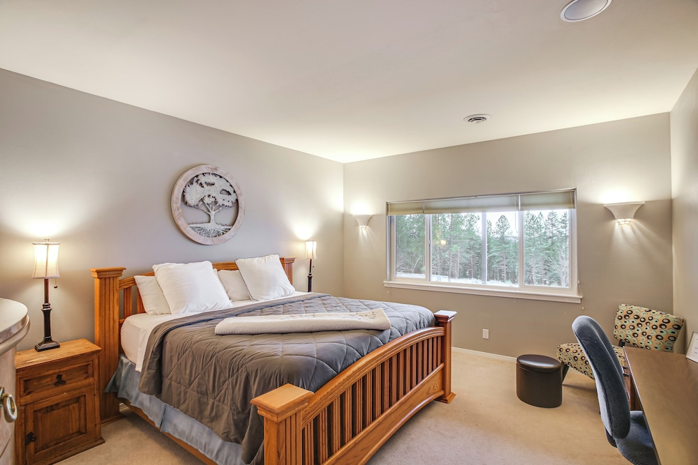 2 Mi to Lake Coeur Dalene! Serene Retreat, Patio