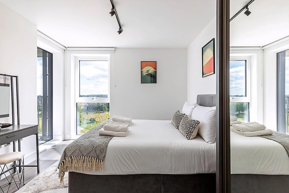 Sleek and Stylish 9th Floor Apartment