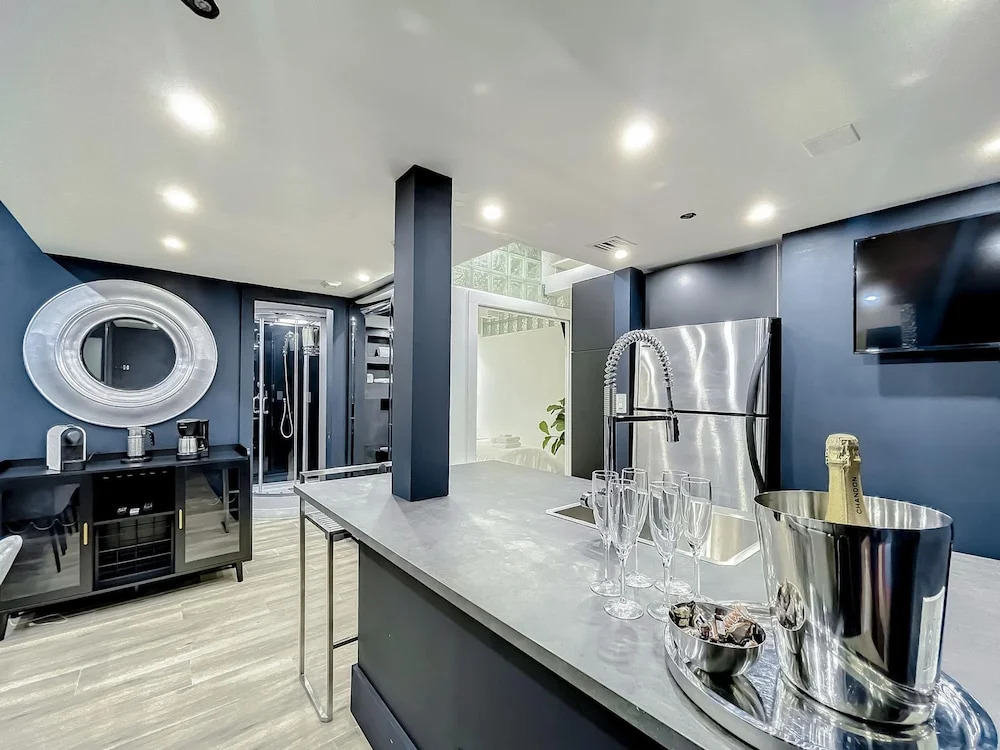 South Beach Bachelor Ette 7BR 4BA - 16 Single Beds