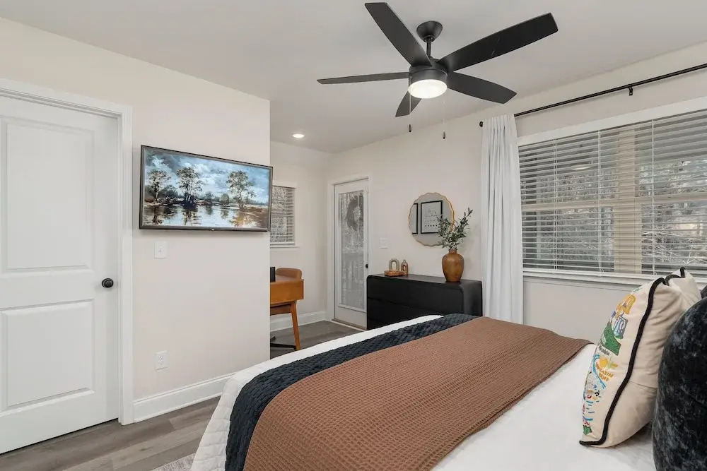 Ideal Location & Mountain Views: Chattanooga Home!