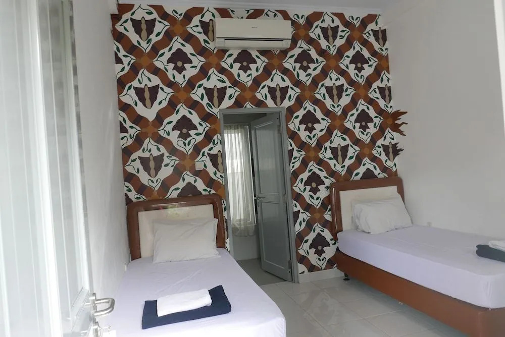 Retra's Hostel