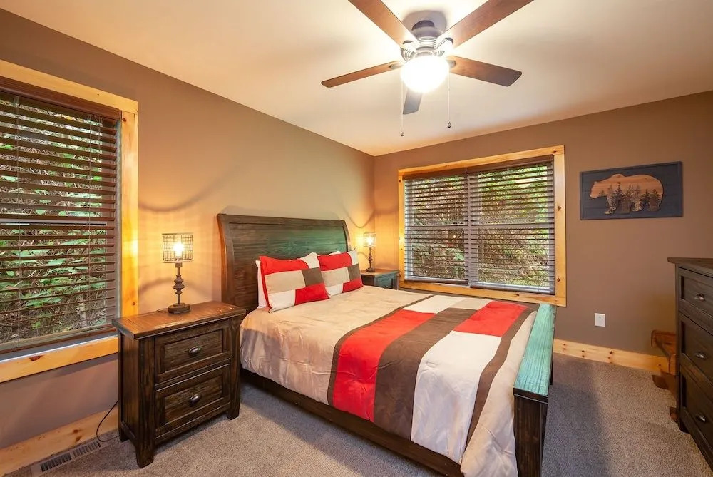 Creekside Manor 3 Bedroom Cabin by RedAwning