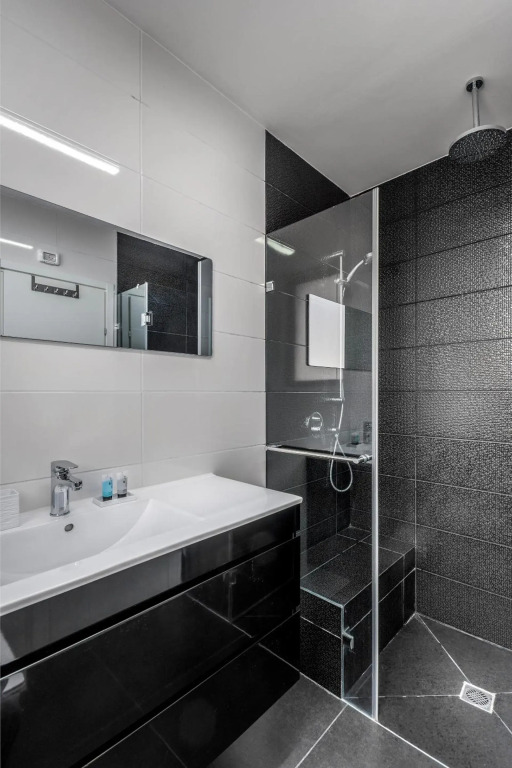Modern & Bright 3 BDR close to the beach