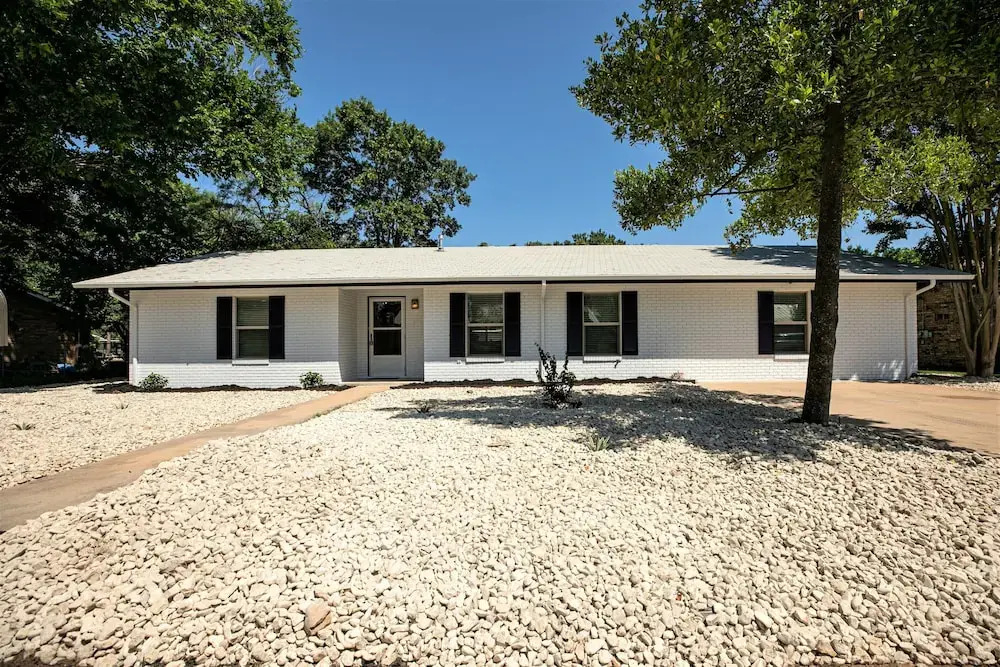 New! Charming House w/ Hot Tub, Grill & Pool Table