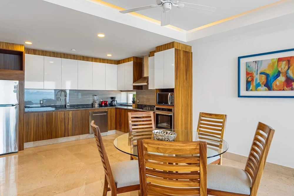 Luxurious 6th-floor Condo With Pool, Oceanfront Balcony & Water View