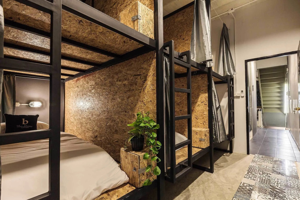BLOOMZ HOSTEL