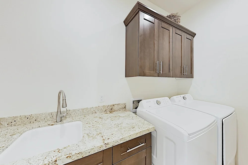 New Listing! La Quinta New-Build w/ Mountain Views home